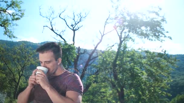 Пара пьющих кофе на роскошной вилле — стоковое видео