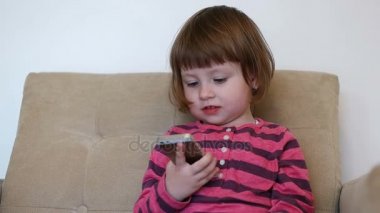 akıllı telefon kullanan küçük kız