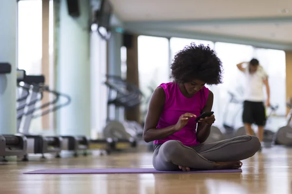 Afroamerikansk kvinne trener yoga i gymmen – stockfoto