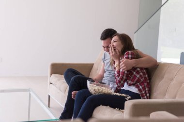 Genç ve yakışıklı çift boş zamanın tadını çıkarıyor.