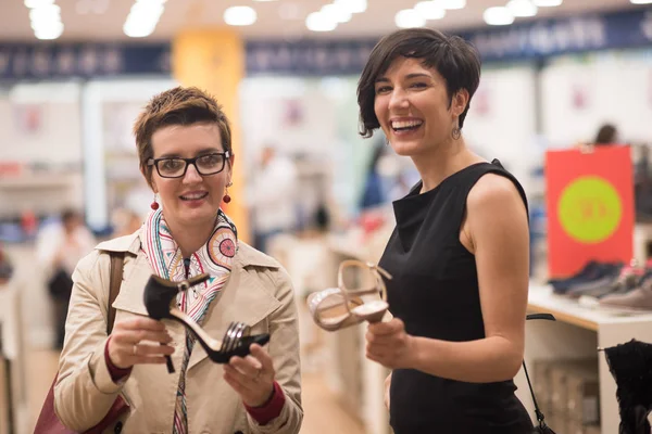 Bästa vän shopping i stora köpcentrum — Stockfoto