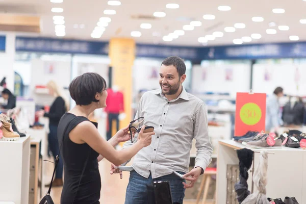 Couple choisit des chaussures au magasin de chaussures — Photo