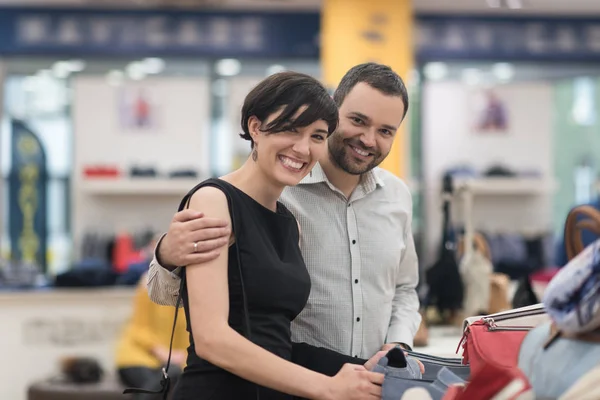 Couple choisit des chaussures au magasin de chaussures — Photo