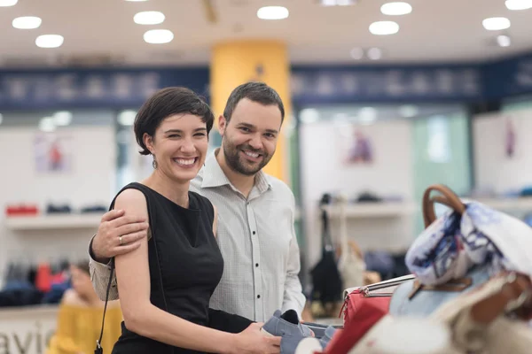 Pareja elige zapatos en tienda de zapatos —  Fotos de Stock