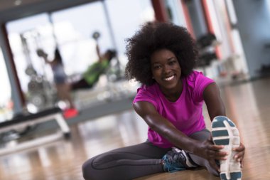 Isınma ve germe bir spor salonunda kadın 