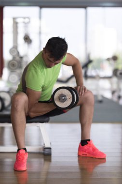 yakışıklı adam dumbell ile çalışma dışarı