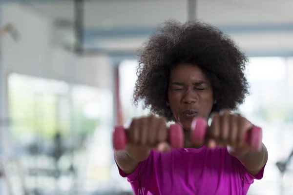 Mujer haciendo ejercicio en un gimnasio crossfit con mancuernas —  Fotos de Stock