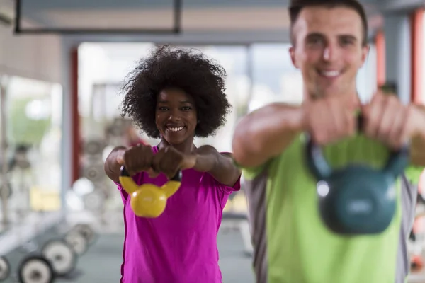 Paar-Workout mit Gewichten im Crossfit-Fitnessstudio — Stockfoto