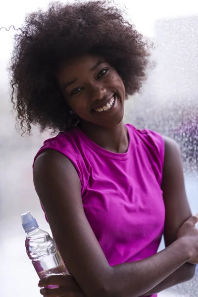 Portrét mladé afro americké ženy v tělocvičně — Stock fotografie