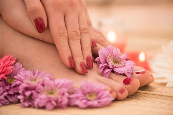 Pés femininos e mãos no salão de spa — Fotografia de Stock