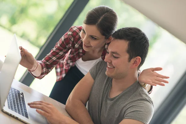 Glada unga par att köpa online — Stockfoto