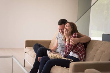 Genç ve yakışıklı çift boş zamanın tadını çıkarıyor.