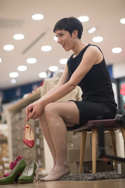 Mujer probando zapatos nuevos —  Fotos de Stock