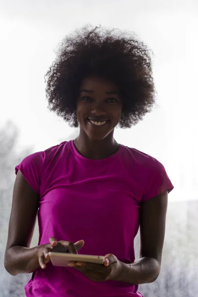 Africká americká žena pomocí tabletu — Stock fotografie