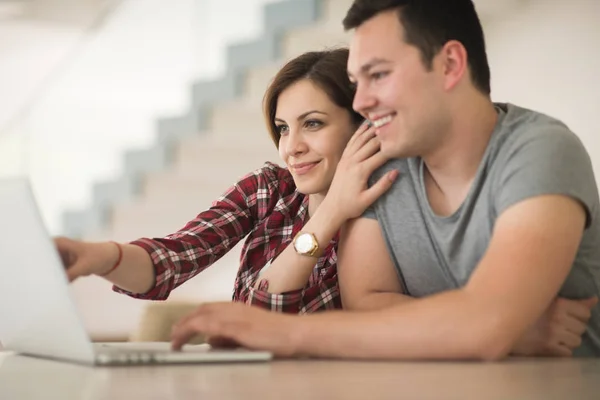 Feliz pareja joven comprar en línea — Foto de Stock