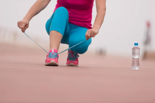 Junge Frau, die Schnürsenkel zu binden, auf sneakers — Φωτογραφία Αρχείου