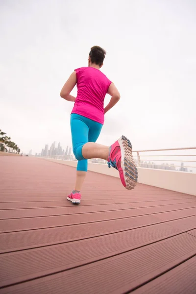 Donna impegnata a correre sul lungomare — Foto Stock