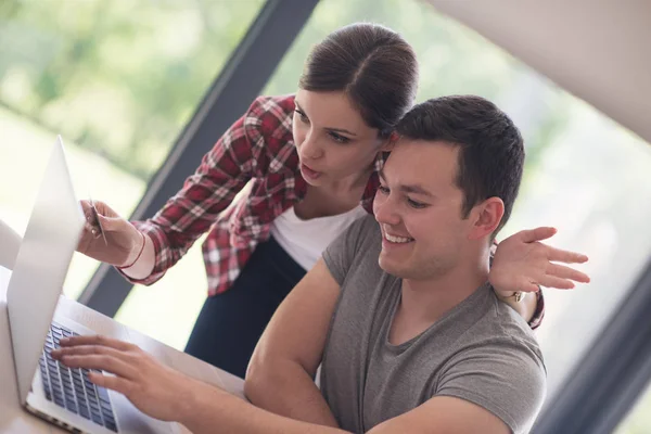 Feliz pareja joven comprar en línea — Foto de Stock