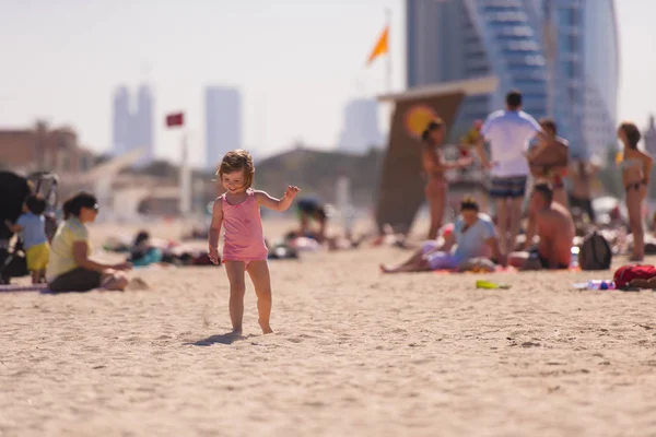 Schattig meisje op strand — Stockfoto