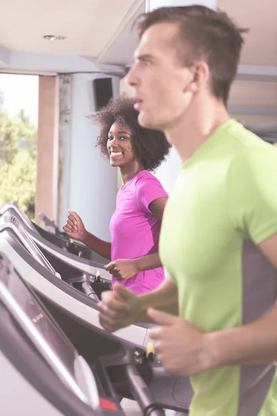 Personas que ejercen un cardio en la cinta — Foto de Stock