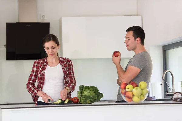 Jeune beau couple dans la cuisine — Photo