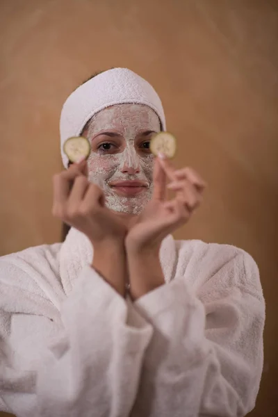 Lázně žena použití obličejové masky — Stock fotografie