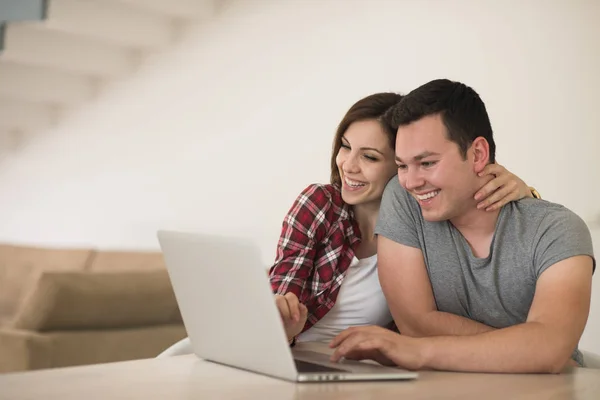 Felice giovane coppia acquisto online — Foto Stock