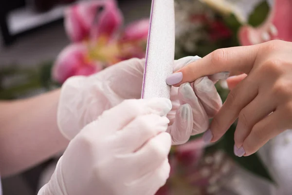 Ręce kobiety otrzymujące manicure — Zdjęcie stockowe