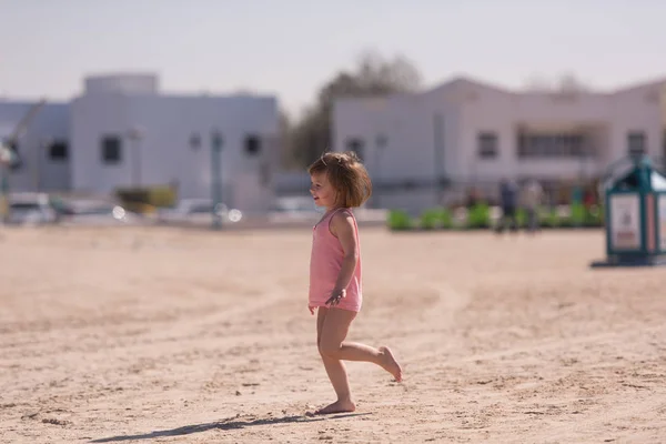 Schattig meisje op strand — Stockfoto