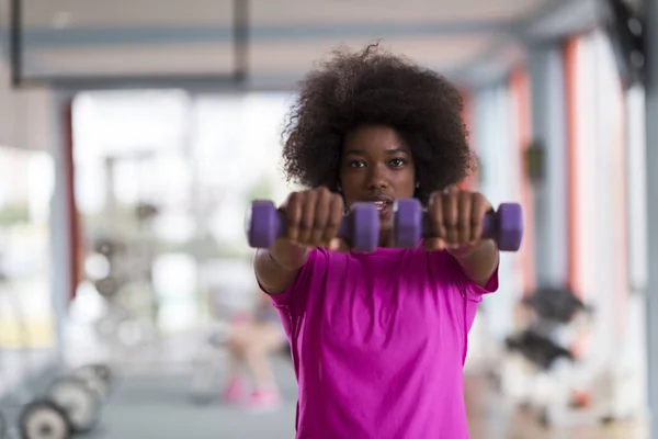 Femme travaillant dans une salle de gym Crossfit avec haltères — Photo