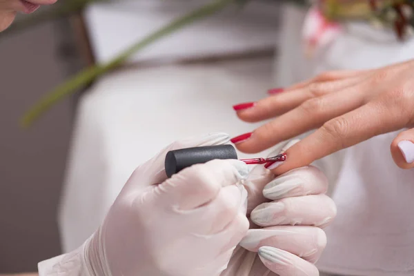 Vrouwelijke handen die een manicure krijgen — Stockfoto