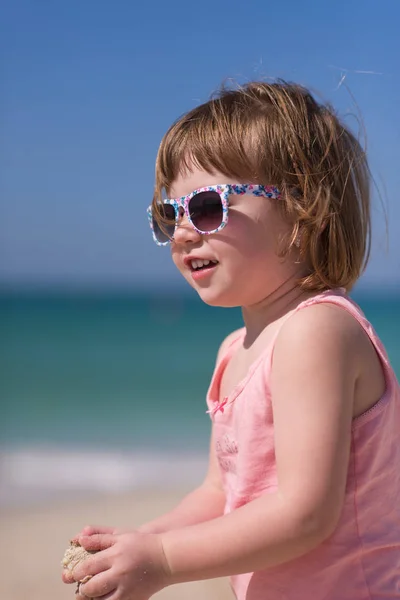 Liten flicka på stranden — Stockfoto