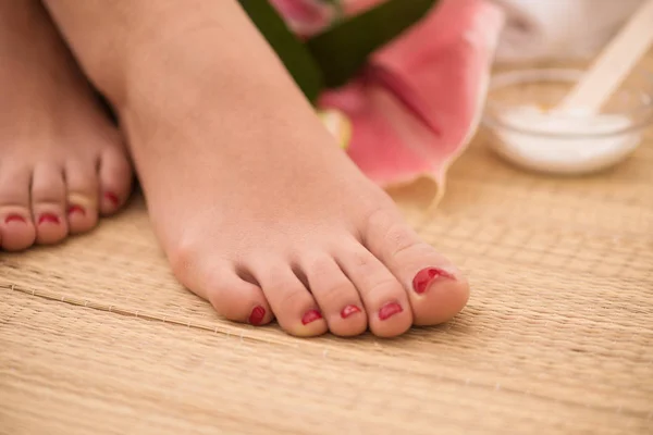 Pés femininos no salão de spa — Fotografia de Stock