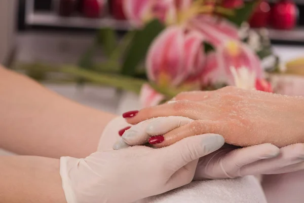 Le mani di donna che ricevono una manicure — Foto Stock