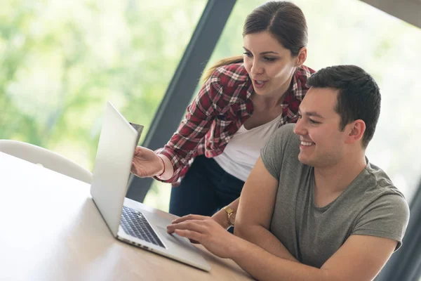 Feliz pareja joven comprar en línea —  Fotos de Stock