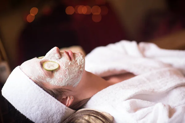 Vrouw krijgt facial klei masker in spa — Stockfoto