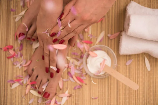 Pés femininos e mãos no salão de spa — Fotografia de Stock