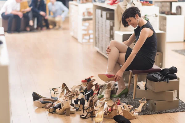 Γυναίκα που δοκιμάζει καινούργια παπούτσια — Φωτογραφία Αρχείου
