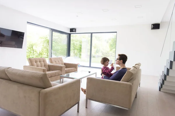 Moeder en schattig klein meisje genieten van hun vrije tijd — Stockfoto