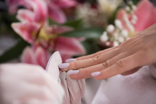 Mãos de mulher recebendo uma manicura — Fotografia de Stock