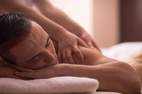 Jeune homme ayant un massage du dos — Photo