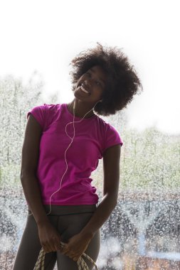 süre dinleme muş spor salonunda genç afro Amerikalı kadın portresi