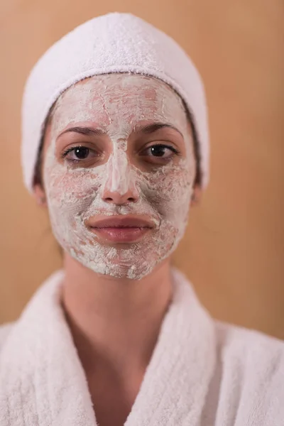 Lázně žena použití obličejové masky — Stock fotografie