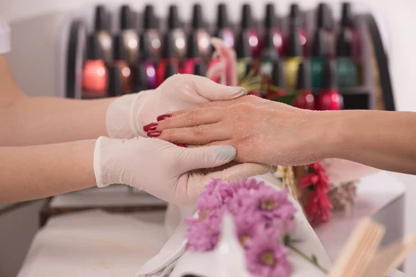 Vrouwelijke handen die een manicure krijgen — Stockfoto