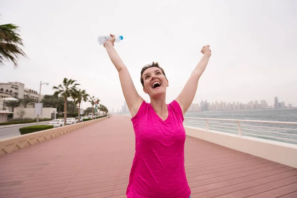 Mladá žena slaví úspěšný trénink běhu — Stock fotografie