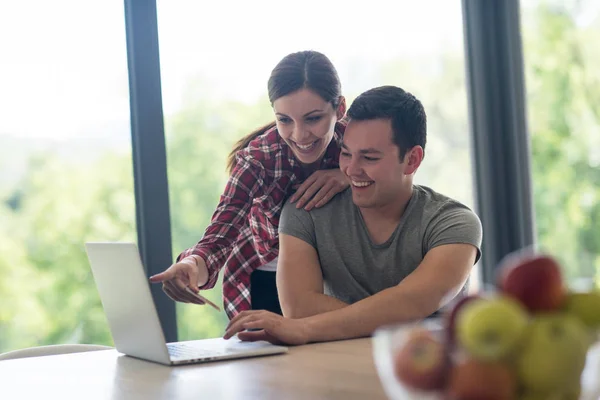 Feliz pareja joven comprar en línea —  Fotos de Stock