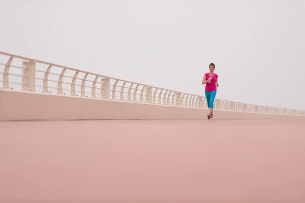 Ženy obsazeno běží na promenádě — Stock fotografie