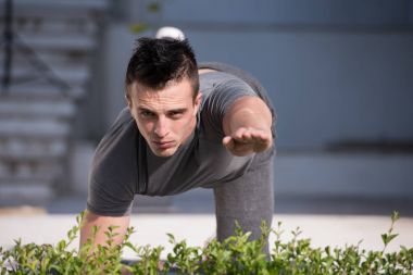 Adam sabah yoga egzersizi yapıyor.