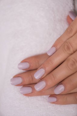 kadın parmakları ile Fransız manikür