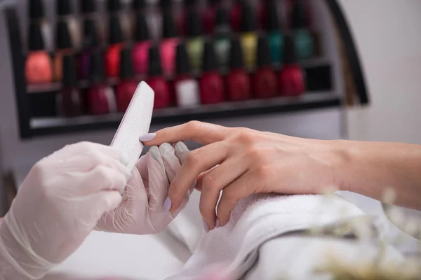 Vrouwelijke handen die een manicure krijgen — Stockfoto